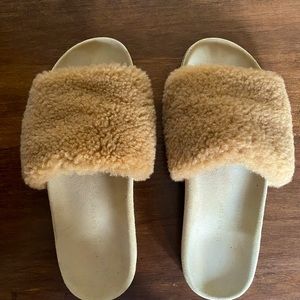 JENNI KAYNE
Shearling Slide Sandal